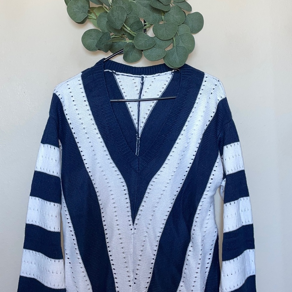 Hotapei Womens Medium Long sleeve V neck navy and white sweater.